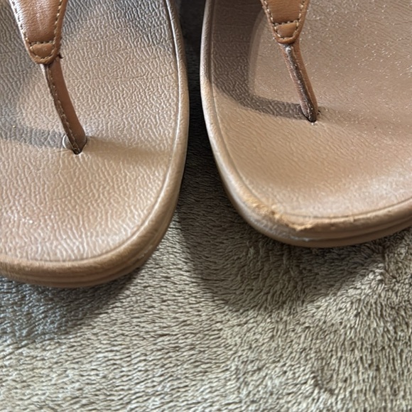FitFlop Woman’s Lulu Tan Leather Flip Flop Sandals - Picture 4 of 11